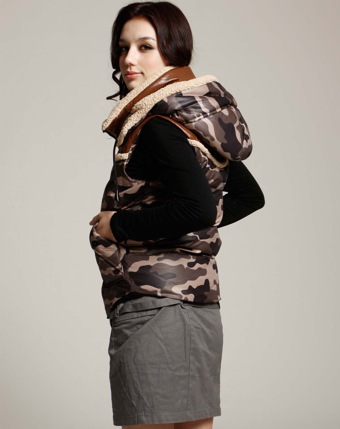女款灰迷彩<em>羽绒服马甲</em>-<em>唯品会</em>Pad版