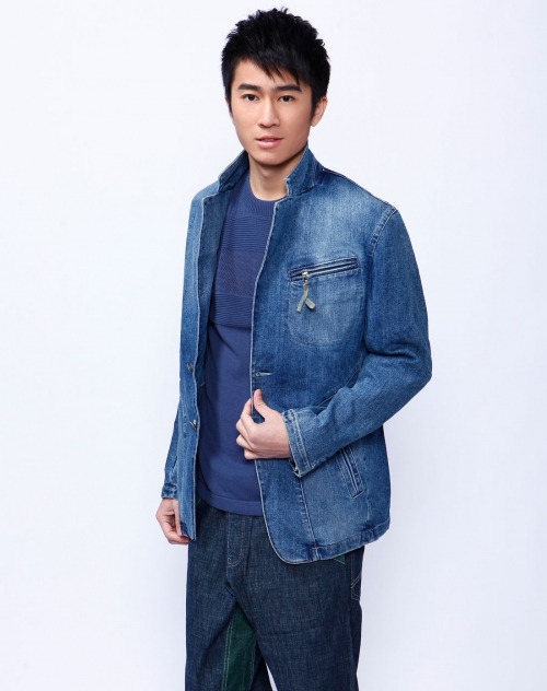 男款蓝色<em>翻领</em>长袖<em>牛仔外套</em>