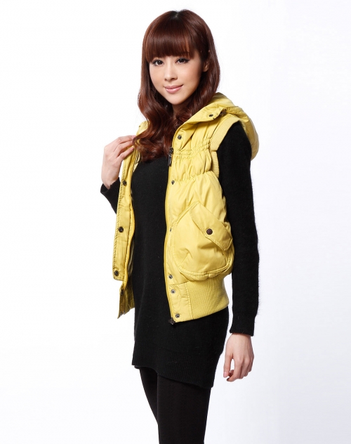 女款黄色连帽羽绒背心